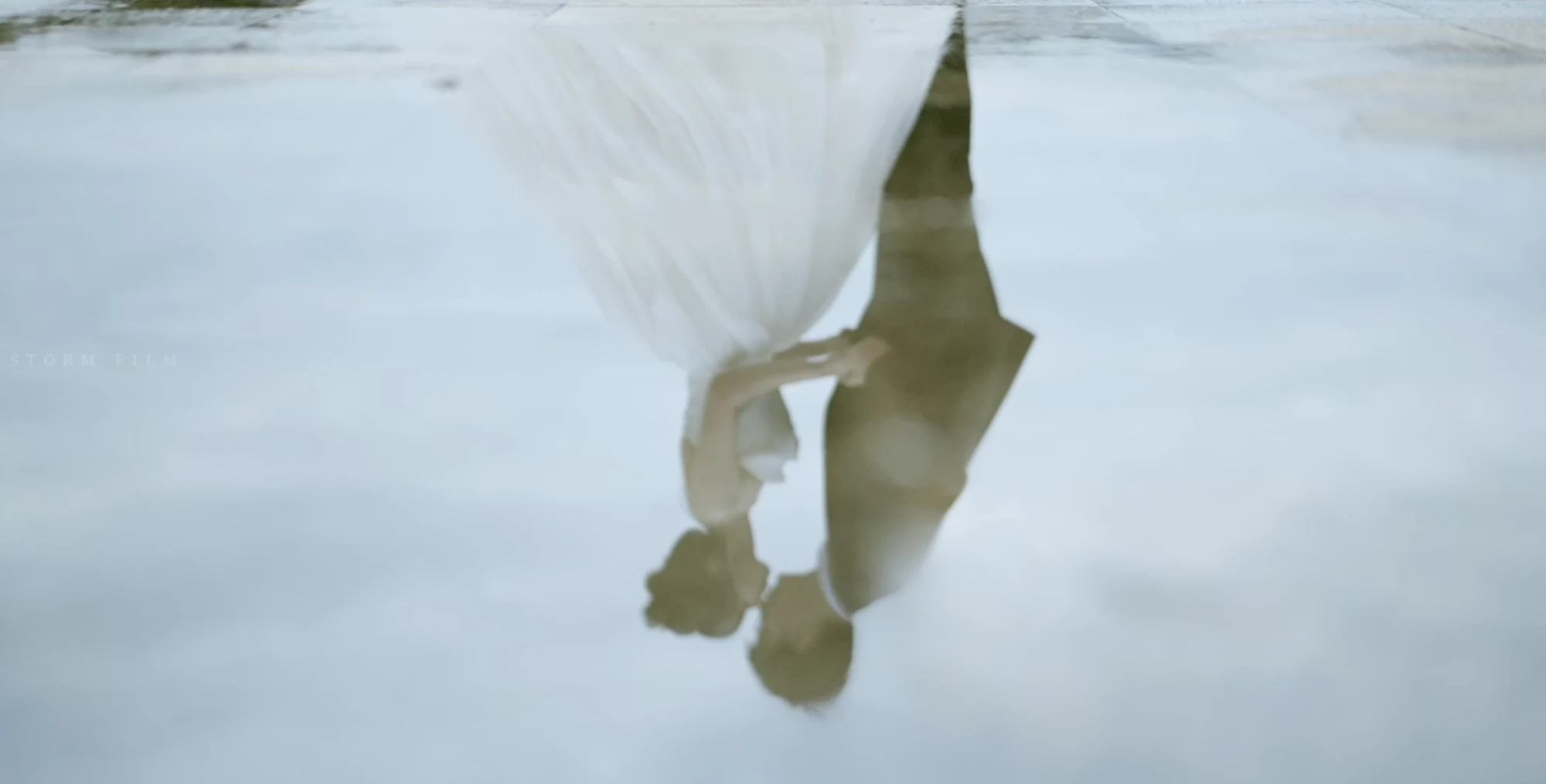 水面映出新人相依的温柔倒影